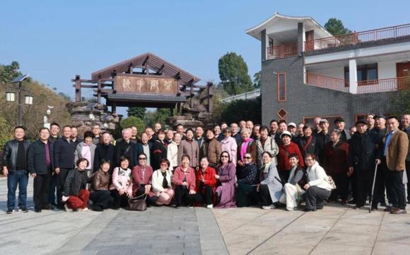 安化二中：重阳邀故师 花海叙芳华