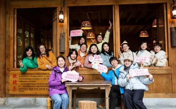 安化二中：开展“巾帼绽芳华，古道踏春行“妇女节活动